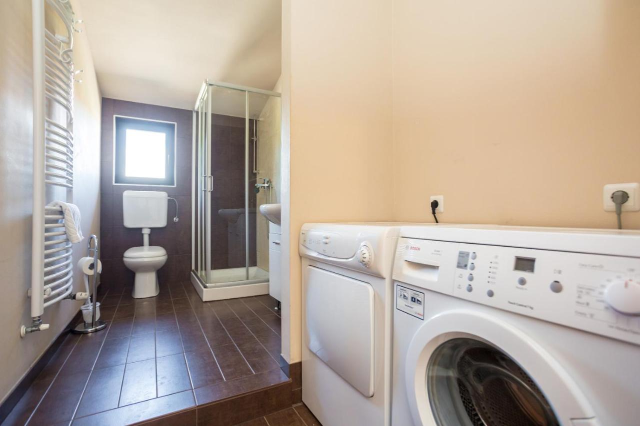 Apartmani Beba オミサリ エクステリア 写真
